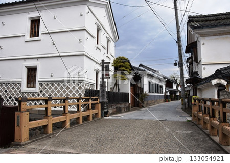 上田市　旧北国街道みどり橋と柳町案内板と町並み 133054921