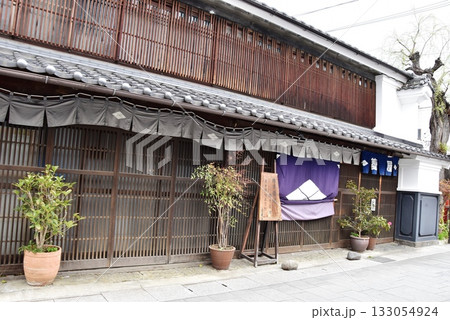 上田市　旧北国街道柳町の武田味噌直売所と町並み 133054924