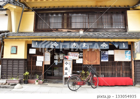 上田市　旧北国街道柳町の街並み 133054935