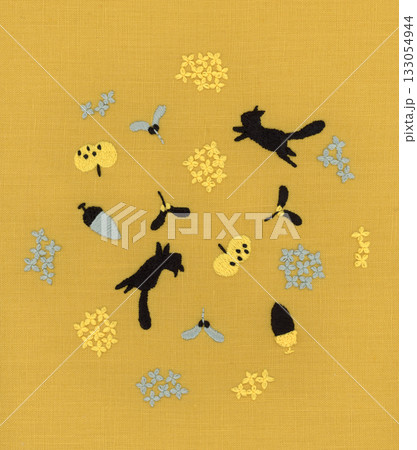 金木犀とどんぐりと梨とリスの刺繍 金木犀とどんぐりと梨とリスの刺繍 133054944