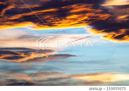 燃えるような夕焼け雲　f-1-2 寒色 高コントラスト 133055073