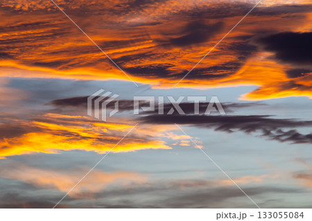 燃えるような夕焼け雲 h-1-1 寒色 燃えるような夕焼け雲 h-1-1 寒色 133055084