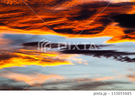 燃えるような夕焼け雲　h-1-2 寒色 高コントラスト 133055085
