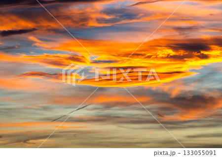 燃えるような夕焼け雲　i-1-2 寒色 高コントラスト 133055091