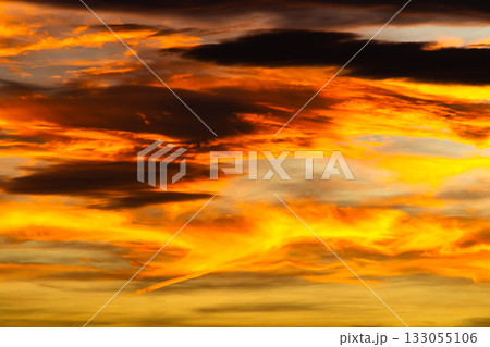 燃えるような夕焼け雲 k-2-2 高コントラスト 燃えるような夕焼け雲 k-2-2 高コントラスト 133055106