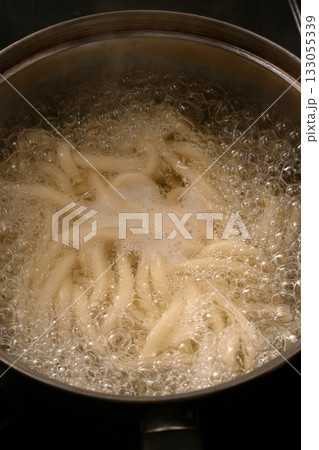 うどんを茹でている様子 うどんを茹でている様子 133055339