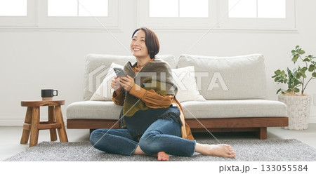 携帯を操作している女性 133055584