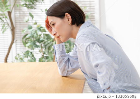 体調が悪い女性 133055608