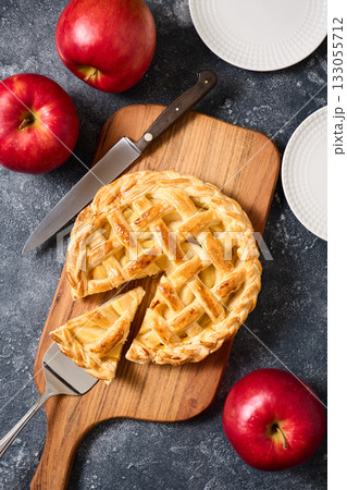 ホームメイドのアップルパイ ホームメイドのアップルパイ 133055712