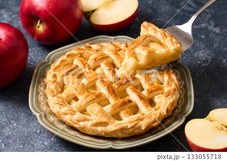 ホームメイドのアップルパイ 133055718