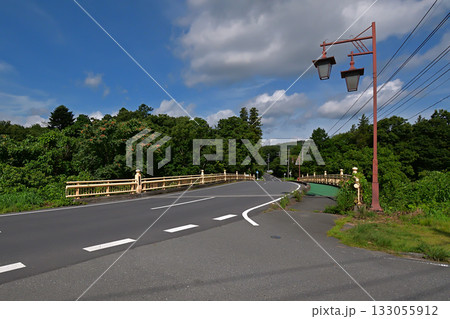 レトロな街路灯と欄干のある都幾川の八幡橋 レトロな街路灯と欄干のある都幾川の八幡橋 133055912