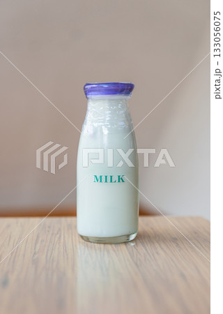 ガラス瓶に入ったミルク　木のテーブルに置かれた飲み物 133056075