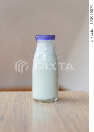 ガラス瓶に入ったミルク 木のテーブルに置かれた飲み物 ガラス瓶に入ったミルク 木のテーブルに置かれた飲み物 133056076