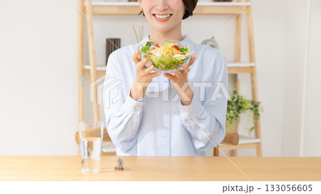 サラダを食べる女性 133056605