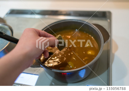カレールーをいれる主夫 133056788
