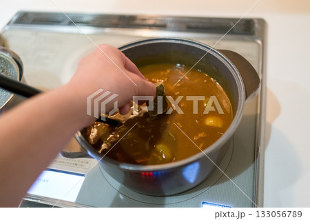 カレーのルーを入れる 133056789