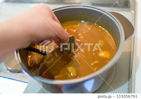 カレールウを入れる 133056791