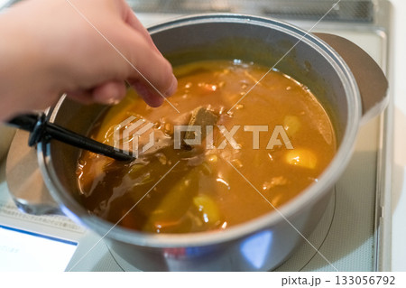 カレールーを入れる 133056792