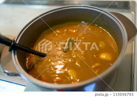カレールーを入れる 133056793