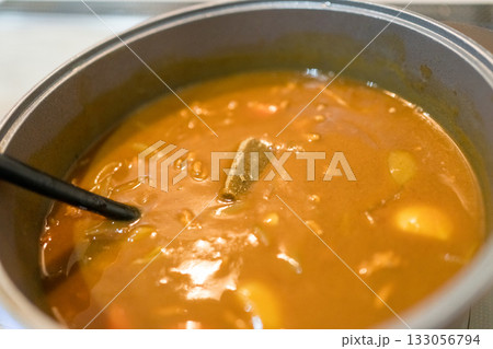 カレールーを入れる カレールーを入れる 133056794