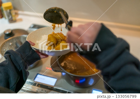 カレーをよそう 133056799