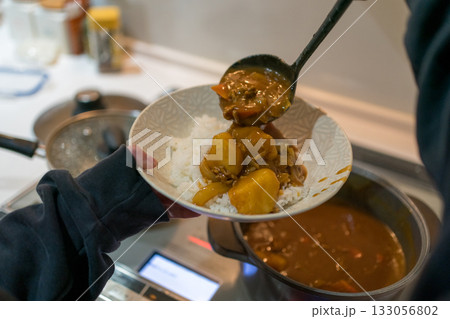 カレーをよそう 133056802