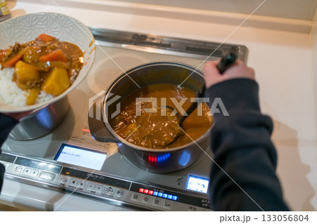 カレーをよそう 133056804