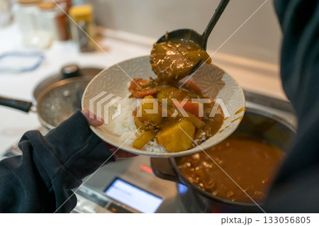 カレーをよそう カレーをよそう 133056805