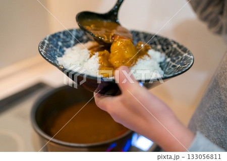 カレーを自分でよそう子供 133056811