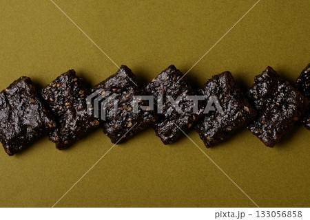 重ねて並べた黒ごませんべい 133056858