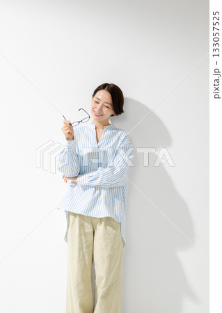 メガネを手に取る女性 133057525