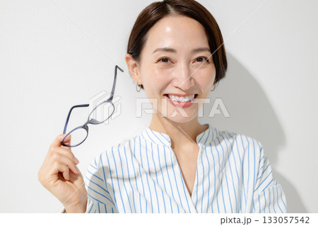 メガネを手に取る女性 メガネを手に取る女性 133057542