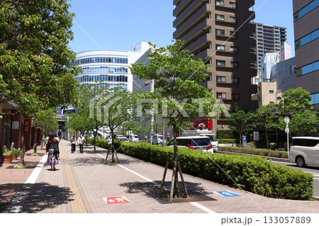 初夏の川口駅東口：善光寺通りにて（埼玉県川口市） 133057889