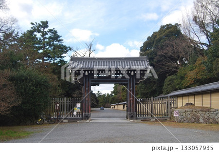 京都御苑の清和院御門 133057935