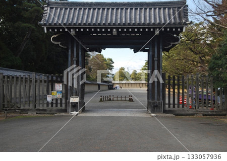 京都御苑の清和院御門 京都御苑の清和院御門 133057936
