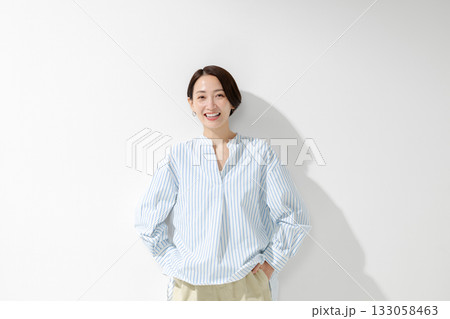 笑顔の女性ポートレート 133058463