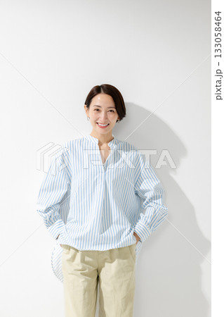 笑顔の女性ポートレート 133058464