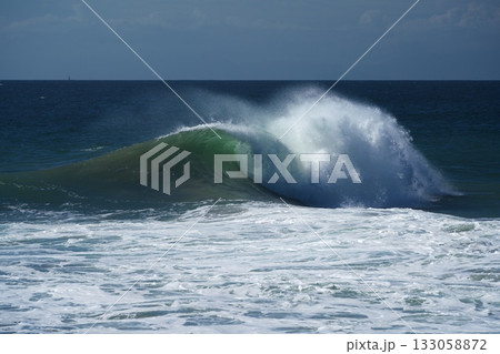 伊良湖岬に打ち寄せる荒波 133058872