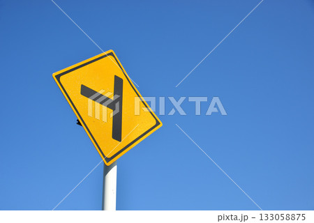 警戒標識と青空 警戒標識と青空 133058875