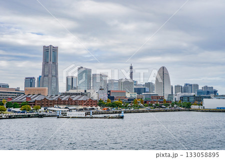 曇り空の横浜みなとみらいの都市風景 曇り空の横浜みなとみらいの都市風景 133058895