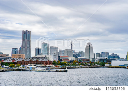 曇り空の横浜みなとみらいの都市風景 曇り空の横浜みなとみらいの都市風景 133058896