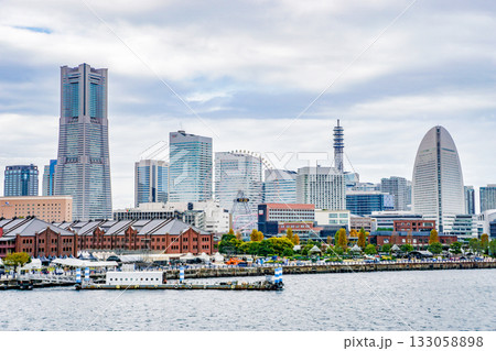 曇り空の横浜みなとみらいの都市風景 133058898