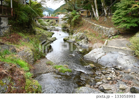 【奈良県/天川村】洞川温泉の川遊び岩場の風景 133058993