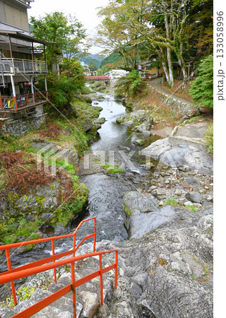 【奈良県/天川村】洞川温泉の川遊び岩場の風景 133058996