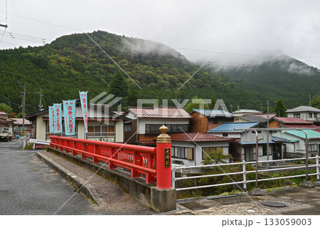 【奈良県/洞川温泉】大峰橋と雲立ち込める大峯の山々・天川村 【奈良県/洞川温泉】大峰橋と雲立ち込める大峯の山々・天川村 133059003