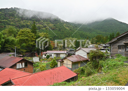 【奈良県/洞川温泉】大峯の山々に雲立ち込める天川村の風景 【奈良県/洞川温泉】大峯の山々に雲立ち込める天川村の風景 133059004
