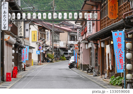 【奈良県/天川村】洞川温泉街、行者さん通りの風景 133059008