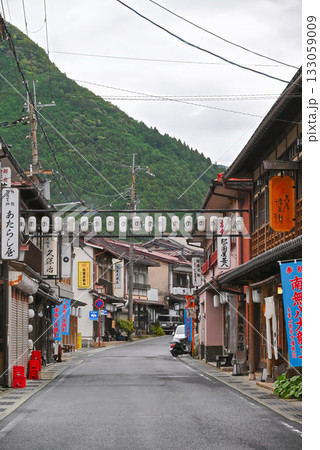 【奈良県/天川村】洞川温泉街、行者さん通りの風景 133059009