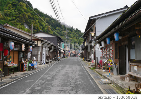 【奈良県/天川村】洞川温泉街、行者さん通りの風景 【奈良県/天川村】洞川温泉街、行者さん通りの風景 133059018