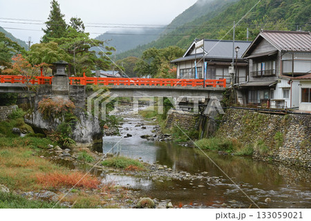 【奈良県/天川村】洞川温泉・山上川に架かる観音橋とのたれ岩 133059021
